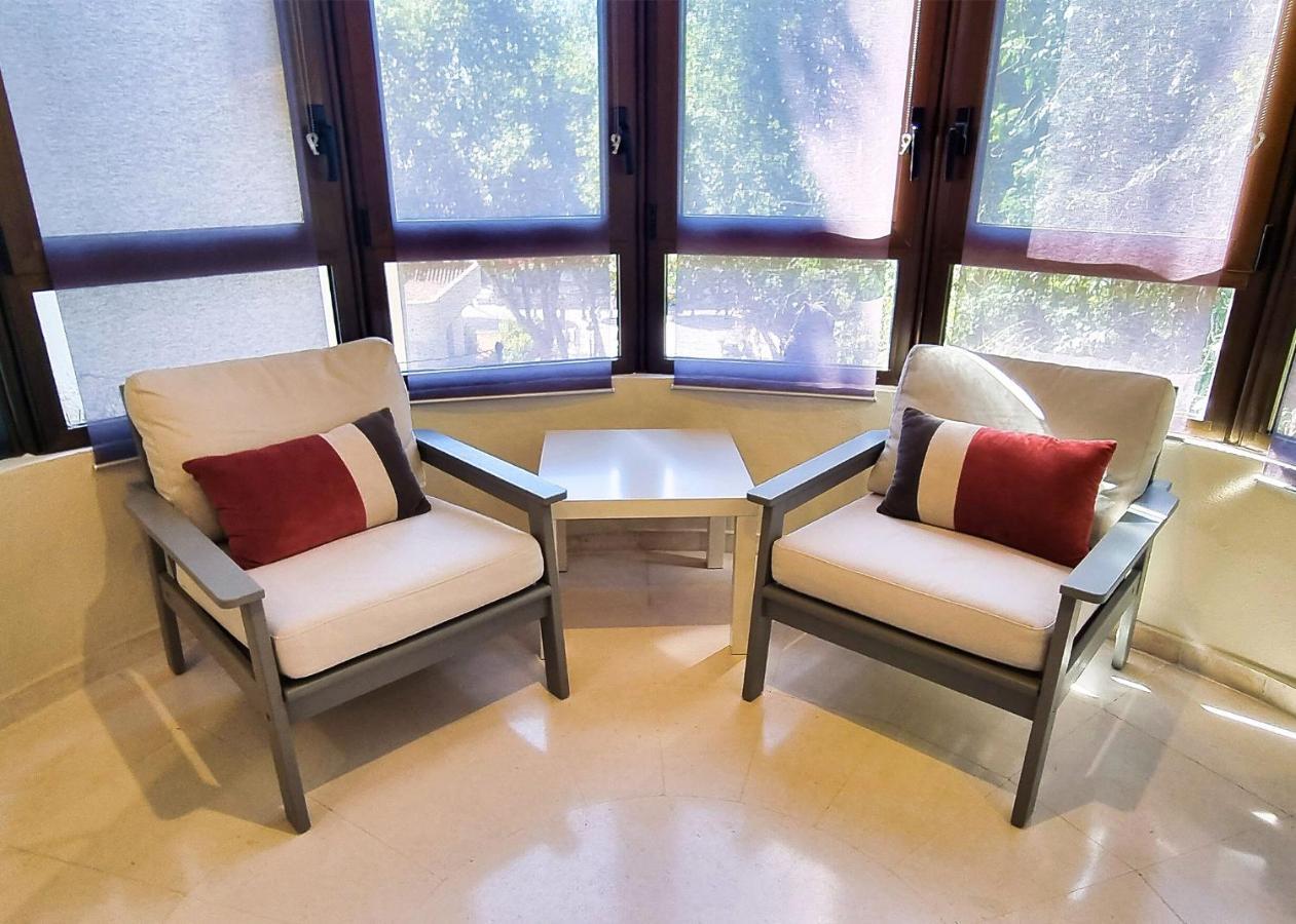 Spacious Renovated 1-bedroom In Center With Free Parking Apartment