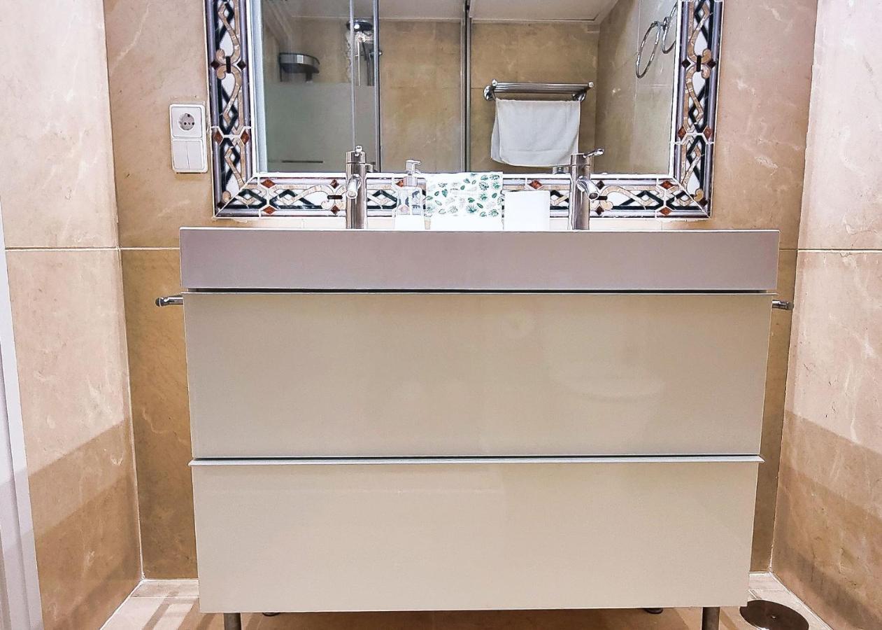 Spacious Renovated 1-bedroom In Center With Free Parking Apartment
